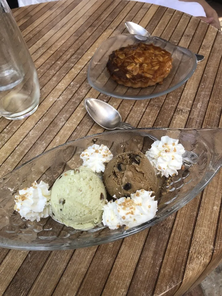 Boules de Glace Café Et Pistache Et Tarte Amandine